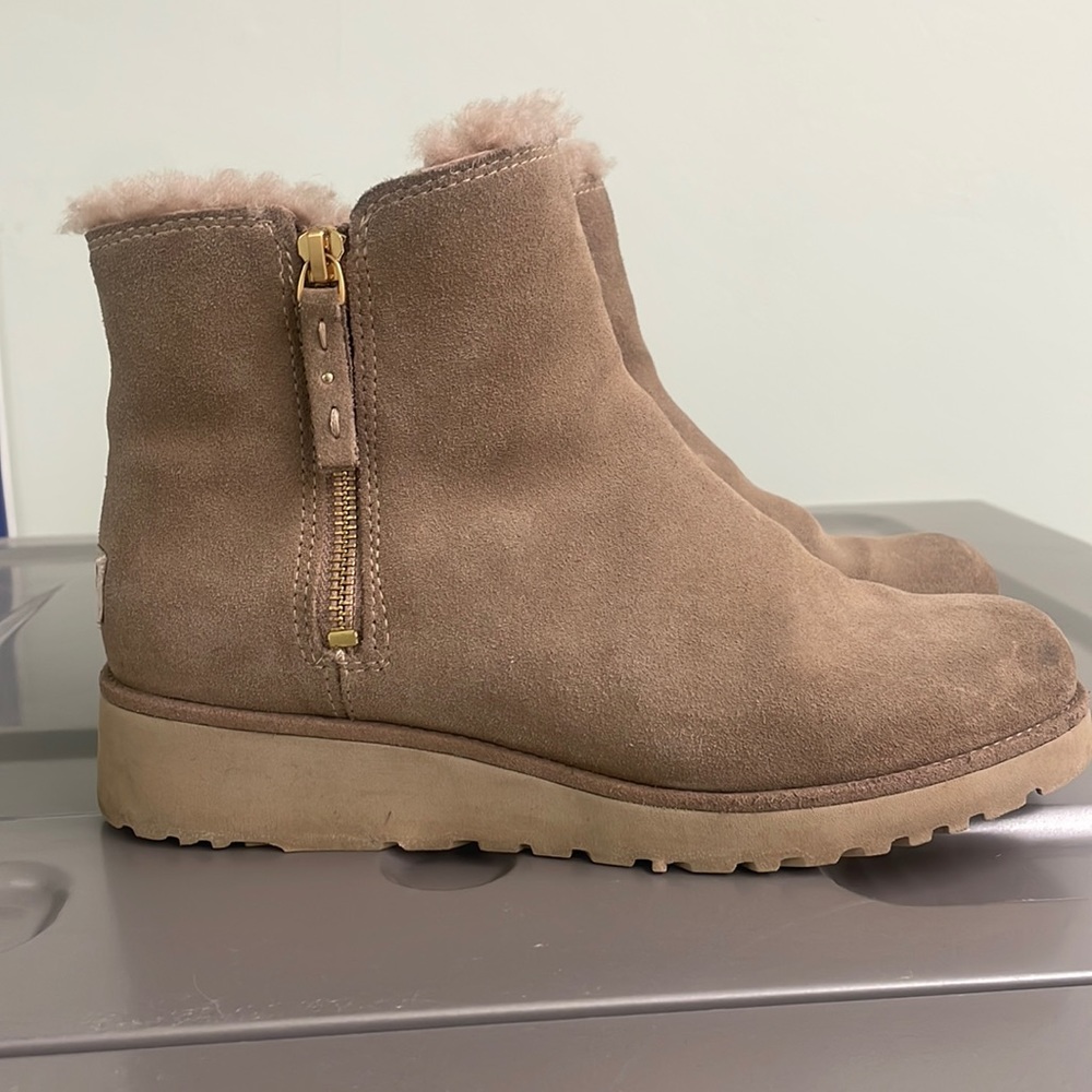 Ugg Shala Beige Suede Ankle Boots Size ?